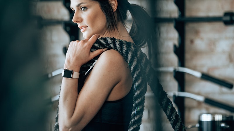 教练一对一指导学员的温馨场景