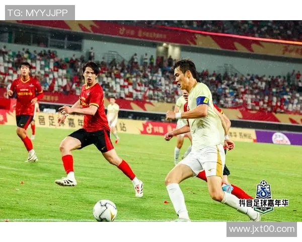 足球场上球星身旁的小孩闪耀瞬间 他们的未来或许比足球更光辉